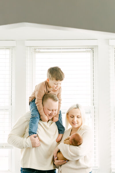 dad with newborn lifestyle newborn photography session
