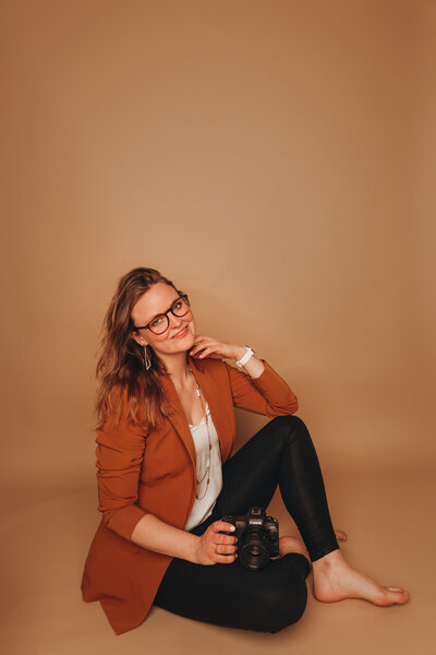 Hondenfotografe Maura Switsers. Vragen kunnen gesteld worden via dit bericht. Contacteer mij via hier voor een fotoshoot in mijn daglichtstudio of voor een outdoor hondenfotoshoot. 