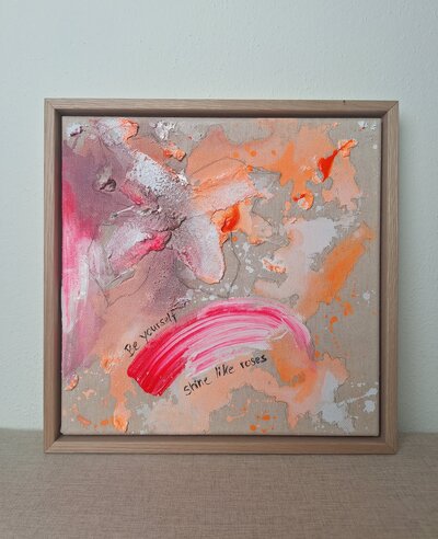 Be yourself- shine like roses ist eine Erinnerung daran, dass wahre Schönheit entsteht, wenn wir ganz wir selbst sind. Das Kunstwerk möchte dich darin bestärken, in deiner einzigartigen  Art zu strahlen, zart kraftvoll und unvergleichlich wie Rosen. 