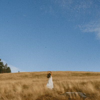 Corvallis, Oregon senior portrait on hillside