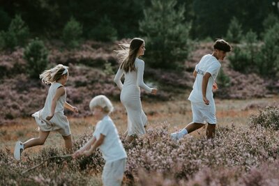 Vierköpfige Familie beim Foto-Shooting in der Heide mit Sarah Thelen  Geschwister spielen