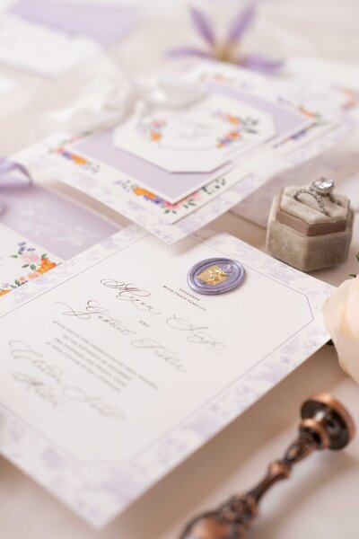 Détail de la papeterie de mariage, prise de vue du menu des mariées, des invitations, et des autres détails