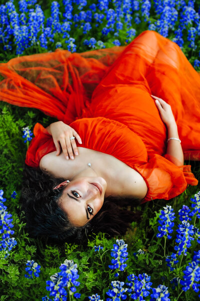 Pregnant mom posing for maternity photos