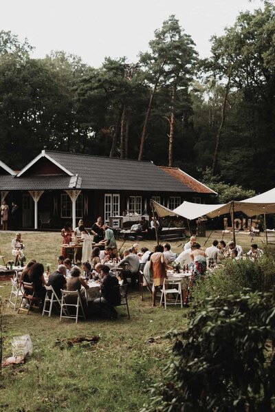in het huis van okkenbroek trouwen in het bos tuin - for love we live trouwfotografie