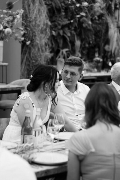 Bruidspaar zit aan tafel. - Locatie in de kas - trouwfotograaf 