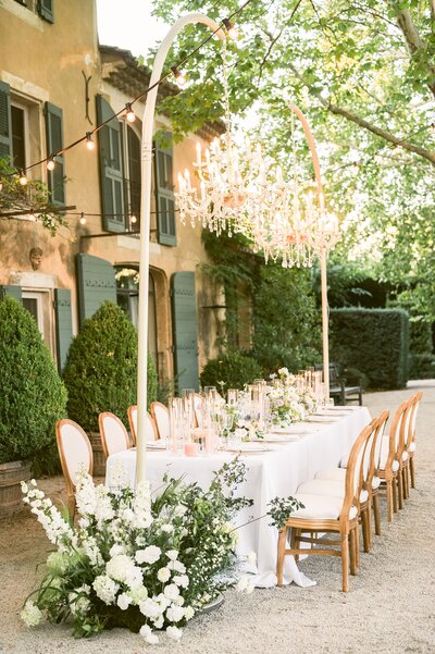 wedding table at an elopement in provence