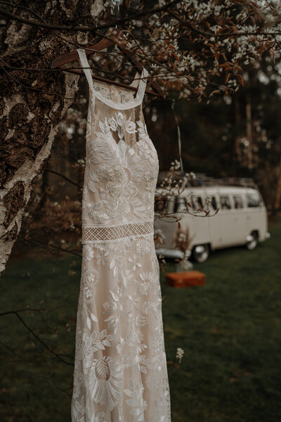 Trouwjurk voor romantische trouwclips. In de natuur met vintage bus. 