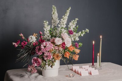 Flower arrangement with candles and place cards designed by Jessamine floral and events, New Jersey floral designer