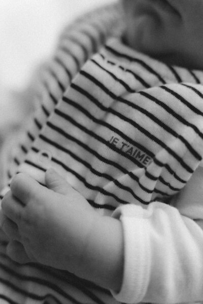 Close-up foto van baby met streepjesbody.