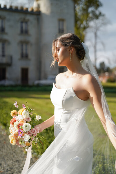 Robe de mariée de chez maison Boneva, élégante et luxueuse