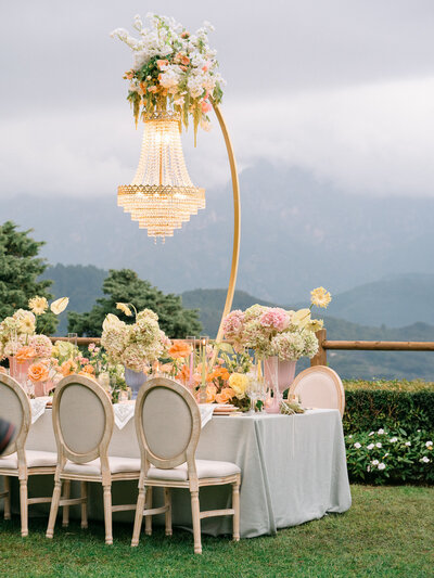 Brothers hug during a family cherry blossom photoshoot in the Bloesempark in Amsterdam.