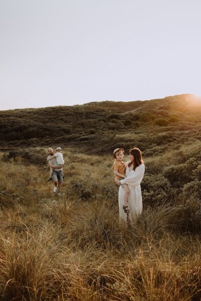 Gezinsshoot in de duinen tijdens golden hour