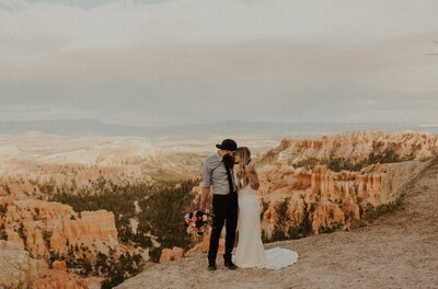Bride and groom in front of Bryce Canyon in Utah