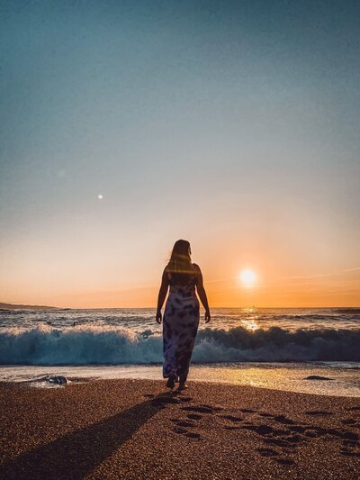 femme-au-bord-de-la-mer-coucher-de-soleil
