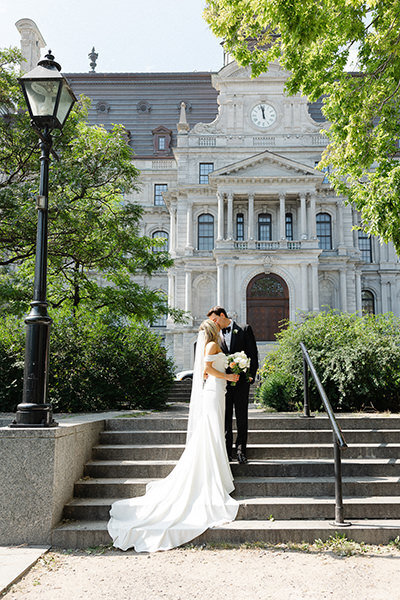 Couple de nouveau mariés dans le vieux-montréal, photographie de mariage.