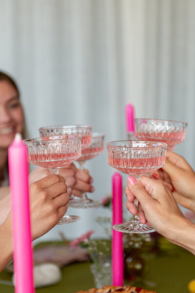 Tijdens de workshop wordt er geproost in mooie champagneglazen.