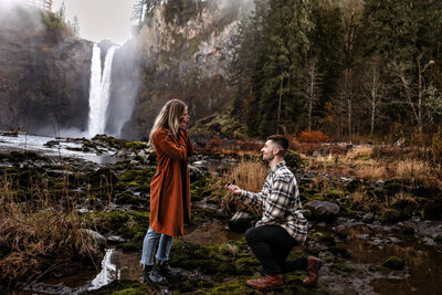Capture the essence of a perfect proposal with this heartwarming photo of a couple at one of the PNW's iconic waterfalls. The ideal backdrop for couples ready to embark on a lifetime adventure.