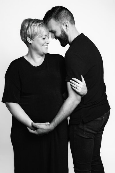 Zwangere vrouw in elegante pose tijdens een intieme zwangerschapsfotoshoot bij Studio 2Shoot in Eijsden.

