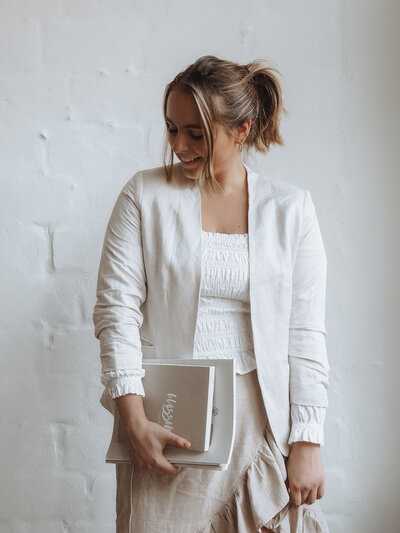 Melina mit einem Buch in der Hand