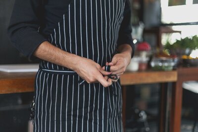 photo d'un restaurateur en action