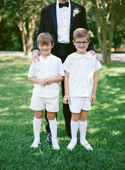 Wedding photos at the Birmingham Botanical Gardens by a Birmingham AL wedding photographer