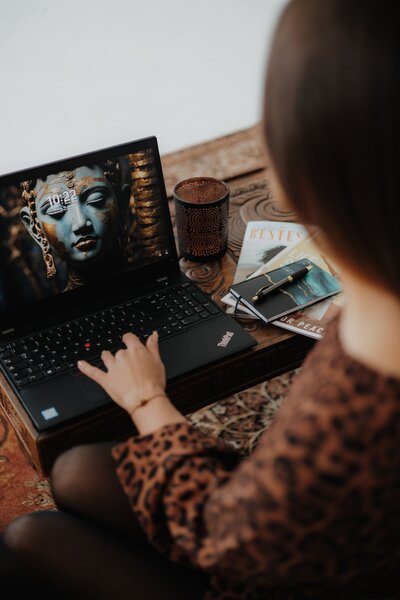 Aufnahme über die Schulter auf einen Laptop