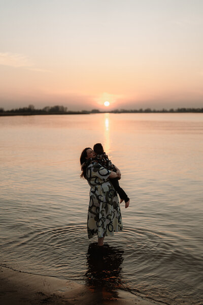 Familie shoot water zonsondergang