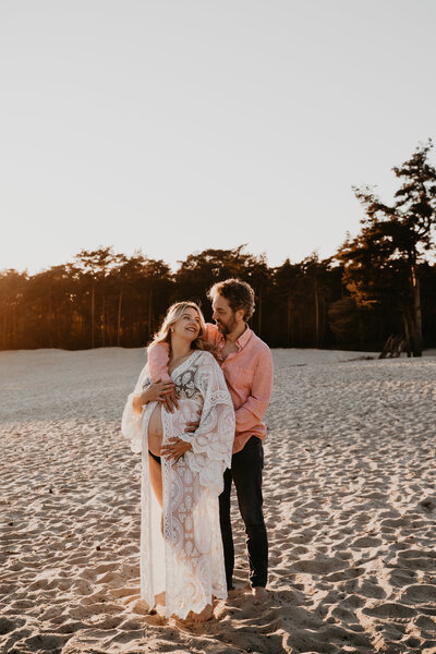 zwangerschapsshoot met zonsondergang met partner