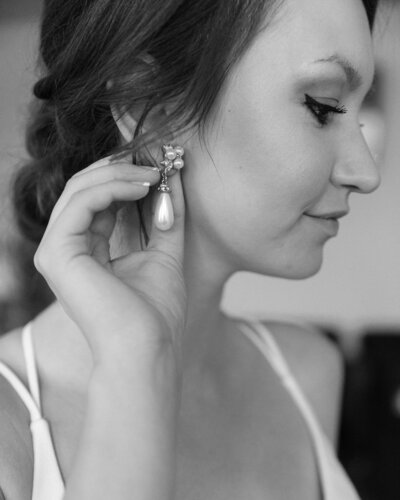 Bride with her veil and wedding dressing posing for her portrait. At a venue in Virginia.