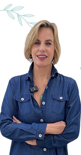 Sandra Boysen, expert in Traditional Chinese Medicine and Classical Acupuncture, smiling in her wellness clinic in Mexico City.