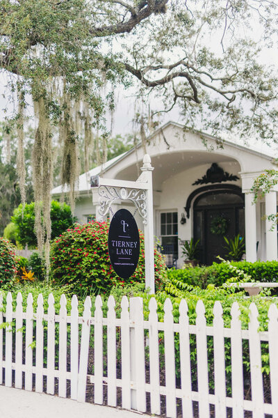 Cute wedding and elopement venue in Bradenton, Florida.