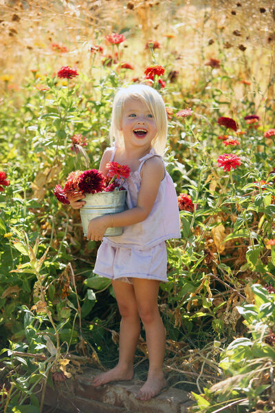 littlegirlupickflowers