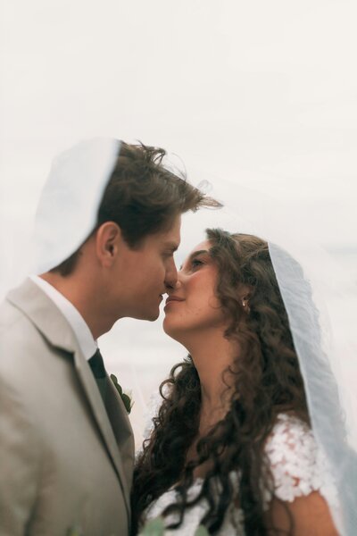 brideandgroomkissingonbeach