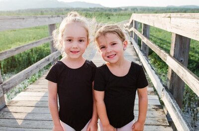 Deux jeunes filles en habit de ballet dehors
