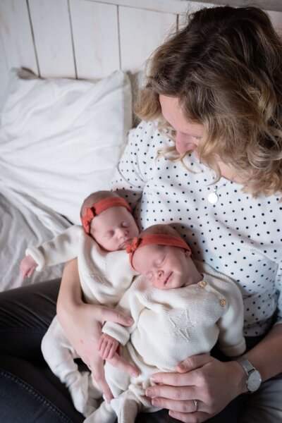 Kraamreportage newborn lifestyle shoot tweeling met mama - Irene Maris Fotografie Tilburg