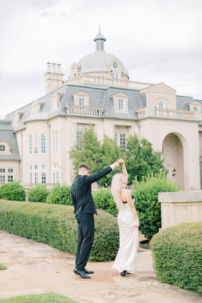 elegant-wedding-dance-in-front-of-mansion