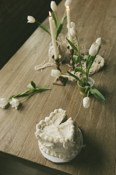 wedding cake and table setting details