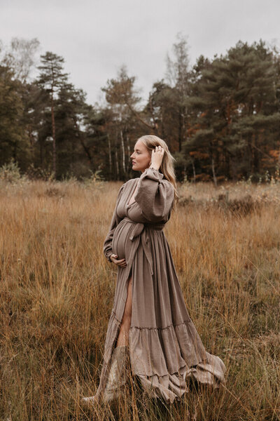 zwangerschapsshoot op de Galderse heide in Breda