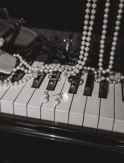 details photos of wedding rings on piano