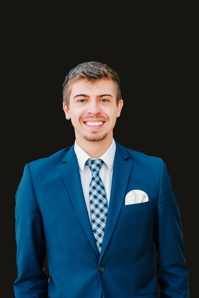 Springfield MO headshot photographer Jessica Kennedyh of The XO Photography captures professional business headshot of men in blue suit