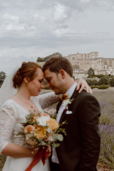 Coline-et-Lincoln-mariage-couple-lavandes-et-pierres2