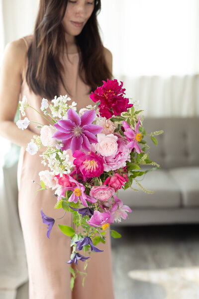 Free training video to teach how to nake a light weight hand tied cascading bouquet effortlessly