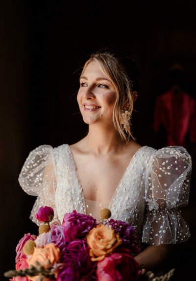 La mariée seule avec son bouquet, au Château de Vaux, juste avant la cérémonie laïque – un instant suspendu, rempli d’élégance et d’émotion