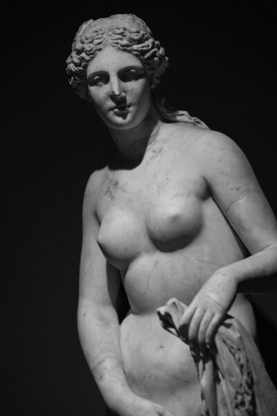 Black and white photo of classical marble statue of woman
