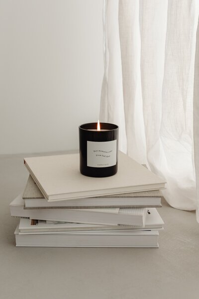 kaboompics_home-decorations-beige-armchair-candles-book-blanket-32092