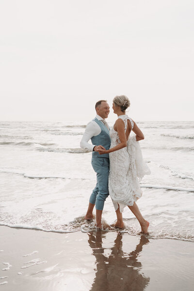 Bruiloft op het strand. Van een regenachtige dag tot golden hour