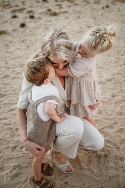 Mama en zoontje tijdens gezinsshoot golden hour