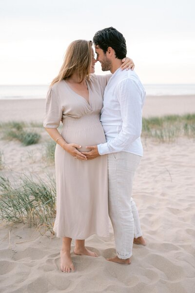Zwangerschap fotoshoot op het strand met koppel Hadassah Fotografeert