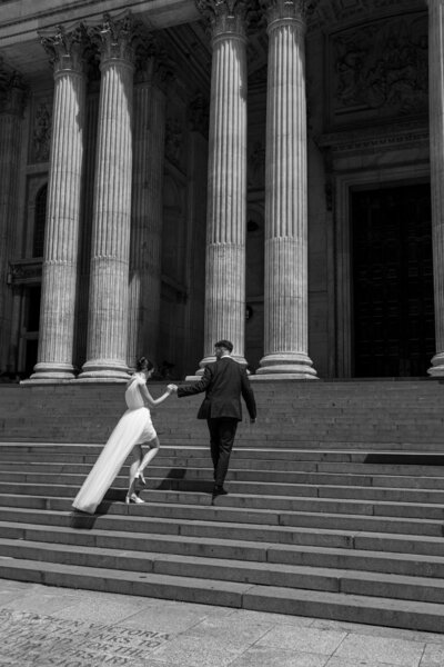 timeless-romantic-luxury-wedding-bride-london-centrallondon-blackandwhite-stpauls-editorial-steps-photography