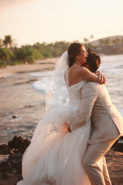 wedding couple next to the ocean